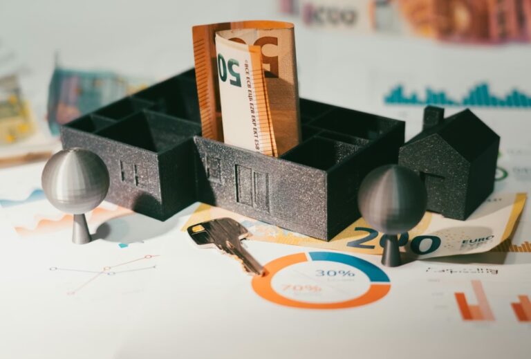 Keš kredit i finansijsko planiranje – novac, ključ i model kuće na grafikonu